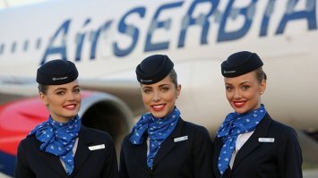 У AirSerbia очень эффектные девчонки!
