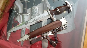 Фотография что у меня показывает разные градации клинков СС. Такие же градации были и у клинков СА. А вы больно упорото доказываете наличие какого-то мифического цвета, на хренового качества ЧЕРНО-БЕЛОМ снимке. Сдается мне у вас проблемы с восприятием.
Вот вам такой же СА, покрасьте их оба черно-белым, уменьшите разрешение и получите 2 одинаковых кинжала.