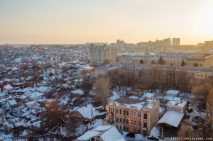 автор, видать, совсем берега попутал.....
"он в этом доме не жил, а халупы сдавал, с чего и бабло имел" 

"ХАЛУПЫ" - это левее этого дома, судя по фото 21 века
а сам дом - начала 20 века, такшта жить в доме с отоплением и удобствами могла себе позволить ну никак не беднота......

думать надо хоть чуток......
