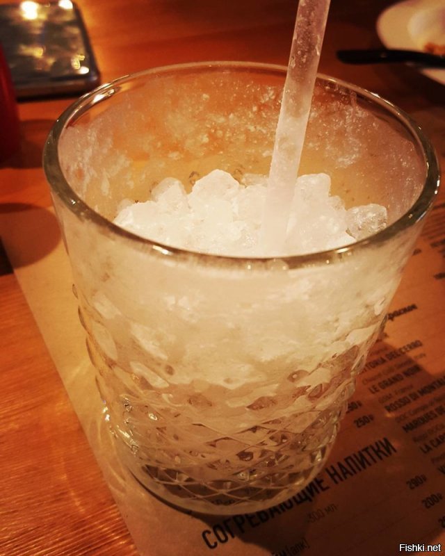 Не давайте бармену наживаться - просите лед отдельно от коктейлей :)