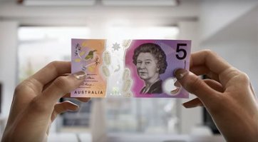 ПЛАСТИКОВЫЕ ДЕНЬГИ АВСТРАЛИИ
Это первая страна, которая стала выпускать денежные банкноты из полимерных материалов. Эмиссия с использованием таких новых технологий, несомненно, дороже, но и срок службы таких денег значительно дольше. К тому же, благодаря разработкам, помимо стандартных средств защиты, которые применяются на бумажных банкнотах, пластиковые деньги защищаются еще надежнее, несомненно, их достаточно сложно подделать. На сегодняшний день в стране отсутствует бумажная валюта, каждая купюра изготавливается из специального тонкого пластика. Такие банкноты не боятся влаги, их можно и постирать случайно, и в море с ними искупаться. Новейшая технология - прозрачные вставки в денежные купюры.

ВАЛЮТА АВСТРАЛИИ СЕГОДНЯ
Современные австралийские доллары оформлены в различной цветовой гамме. На денежных банкнотах изображены политические деятели и другие знаменитые люди, причем не только самой Австралии. Например, на банкноте номиналом 5 долларов располагается портрет Елизаветы Второй - королевы Великобритании, а на купюре в 100 единиц красуется портрет австралийской певицы Нелли Мельбы.