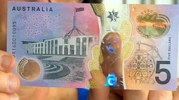 ПЛАСТИКОВЫЕ ДЕНЬГИ АВСТРАЛИИ
Это первая страна, которая стала выпускать денежные банкноты из полимерных материалов. Эмиссия с использованием таких новых технологий, несомненно, дороже, но и срок службы таких денег значительно дольше. К тому же, благодаря разработкам, помимо стандартных средств защиты, которые применяются на бумажных банкнотах, пластиковые деньги защищаются еще надежнее, несомненно, их достаточно сложно подделать. На сегодняшний день в стране отсутствует бумажная валюта, каждая купюра изготавливается из специального тонкого пластика. Такие банкноты не боятся влаги, их можно и постирать случайно, и в море с ними искупаться. Новейшая технология - прозрачные вставки в денежные купюры.

ВАЛЮТА АВСТРАЛИИ СЕГОДНЯ
Современные австралийские доллары оформлены в различной цветовой гамме. На денежных банкнотах изображены политические деятели и другие знаменитые люди, причем не только самой Австралии. Например, на банкноте номиналом 5 долларов располагается портрет Елизаветы Второй - королевы Великобритании, а на купюре в 100 единиц красуется портрет австралийской певицы Нелли Мельбы.
