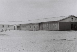 Жил на БАМе 75-86 годы. Февральск и средняя школа в нем. Щитосборная. Сейчас это сэндвич панелями называют.
