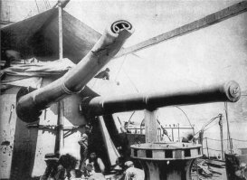 По первой мировой и по ВОВ доподлинных фотографий попадания именно внутрь ствола орудия как то не попадалось. А вот по Русско-Японской было дело. При Цусиме  крейсеру "Адзума"  от наших прилетело.