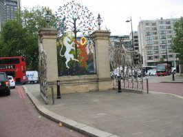 Дагестанские ворота - это да...
И, выбрасывая просто забавные изыски, ворота на склоне - хороши.
Вот, кстати, ворота Гайд-парка. Тоже с изысками (не в кинематике)