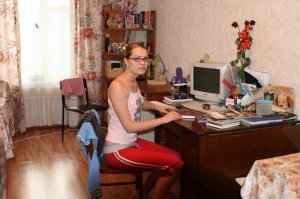 Представил, как она постоянно др*чила за этим столом, закинув на него ноги  Автор, ты извращенец, такие фото постить