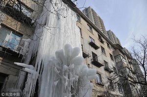 Если сильный мороз и слабый поток воды, справится.