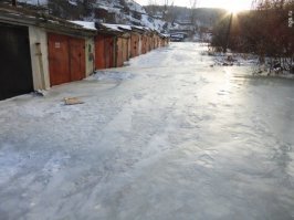 В Красноярске из-за замерзшего ручья лед заблокировал гаражи до крыши.

Корреспондент НГС.НОВОСТИ побывал 19 января на подъеме от пер. Медицинский к лыжной базе  Березка  возле садового товарищества  Здоровье . Гаражи, стоящие на подъеме в гору, были заблокированы ледяной коркой. Некоторым лед доходил почти до крыши. При этом лед на солнце подтаял и был мягким.

Как пояснила НГС.НОВОСТИ представитель администрации Свердловского района Анна Макарова, причиной блокировки послужила не коммунальная авария. В этом месте протекает небольшой ручей, который летом обычно уходит в канализацию пер. Медицинский. Однако зимой собственники гаражей не сделали ход для воды, и она начала скапливаться перед гаражами в  озеро .
Фото с другого ракурса.