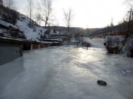 В Красноярске из-за замерзшего ручья лед заблокировал гаражи до крыши.

Корреспондент НГС.НОВОСТИ побывал 19 января на подъеме от пер. Медицинский к лыжной базе  Березка  возле садового товарищества  Здоровье . Гаражи, стоящие на подъеме в гору, были заблокированы ледяной коркой. Некоторым лед доходил почти до крыши. При этом лед на солнце подтаял и был мягким.

Как пояснила НГС.НОВОСТИ представитель администрации Свердловского района Анна Макарова, причиной блокировки послужила не коммунальная авария. В этом месте протекает небольшой ручей, который летом обычно уходит в канализацию пер. Медицинский. Однако зимой собственники гаражей не сделали ход для воды, и она начала скапливаться перед гаражами в  озеро .
Фото с другого ракурса.