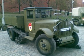 ЗиС-33. Полугус. 39-40 гг. Личная инициатива 1 секретаря Украины - Хрущёва, а по некоторым документам, лично принимал участие в доработке. Величайшая афера того времени. Машина не была способна ни на что, но конструкторов не слушали. 4500 шт.