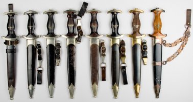 Бредятину несете как раз вы. Потому как детально рассмотрев 2 кинжала - они идентичны. На данном фото спокойно могут висеть у одного СС у второго СА и вы это НЕ УВИДИТЕ, потому как качество фотографии практически никакое. О какой детализации и цвете вы говорите, если там даже курица еле различима??? Вот еще фото с черными СА. Хотя о чем я? Дурака учить - только портить.