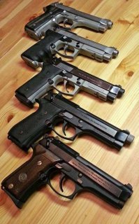 В каждом доме у американцев есть подобные арсеналы!Учись стрелять!Не надо прятаться по шкафам.Валить наглухо козлов.Иначе сам станешь мишенью.