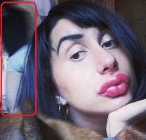 "Сижу на лестнице"? А что за мужик в трусах рядом?