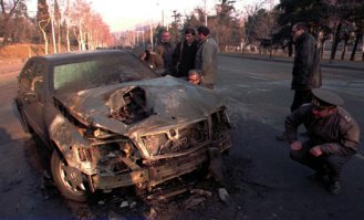 Мало кто помнит.
9 февраля 1998 года в Тбилиси под удар попал Mercedes-Benz S 600 поколения W140 грузинского лидера Эдуарда Шеварднадзе. Автомобиль прошила пулеметная очередь, однако заводское бронирование выдержало не только пули, но и выстрелы из противотанковых гранатометов РПГ-7 и РПГ-18  Муха . Причем если первая граната взорвалась перед машиной, то вторая ударила прямиком в моторный отсек.

В перестрелке погибли два охранника, один из террористов, но сам Шеварднадзе серьезно не пострадал. В подразделении Mercedes-Benz Guard так впечатлились удачной рекламой фирменной бронекапсулы, что пополнили фотографиями искореженного S-класса портфолио, а в Грузию бесплатно передали новый  шестисотый    аналогичный погибшему в бою за жизнь клиента.