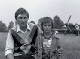 Титаренко на ЯК-18П, не знаю может чего и снимали с этим самолетом, но явно не В бой идут одни старики. Там изначально копировали Ла-5ФН с воздушным охлаждением.
А этот ЯК создавался для другого фильма - "Каждый охотник желает знать" 1985 года студия Довженко.