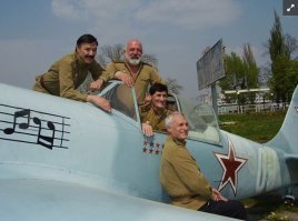 Поггуглил,не могу из за кармы вставить ссылочку.
Цитирую:
Киевский Государственный музей авиации представил вернувшийся с реставрации самолет Як-3, созданный специально для съемок в фильме Леонида Быкова "В бой идут одни "старики"".
 С осени прошлого года летательный аппарат проходил восстановительные работы на заводе  410 Гражданской авиации.
По воспоминаниям очевидцев, самолет использовался в съемках нескольких сцен раннего периода работы над фильмом, которые так и не вошли в итоговый вариант кинокартины.