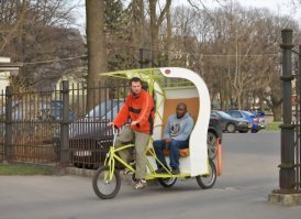 Рикша в Риге,Латвия.Без комментариев.....