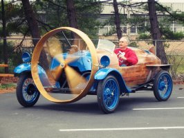 Автор на этом едет?