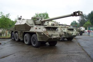 Автор, а что же Вы забыли чешскую Татру? На фото - красавица Дана (Dana) и ее 152 мм. Кстати, для компании нынешний год - юбилейный. Ибо в уже далеком 1898 году в маленьком городке Нессельдорф (тогда - Австро-Венгрия, ныне - город Копрживнице, Моравия, Чешская Республика) был построен первый грузовик. Марка "Tatra" появилась позже, но в продуктовой линейке всегда были военные машины, из недавних серии Armax и Force. На всех - полностью независимая подвеска, неубиваемая "труба" хребтовой рамы, мотор с воздушным охлаждением (и вообще без электроники), а на Force еще и автоматическая коробка передач в базовой комплектации (ибо солдат-срочник не всегда хороший водитель, особенно в тяжелых дорожных условиях). Ходят упорные слухи, что когда-то в Индии на неком закрытом конкурсе встретились Force и МЗКТ. Чем закончилось - не знаю или давно забыл, но с тех пор почему-то там есть сборочный завод Tatra...