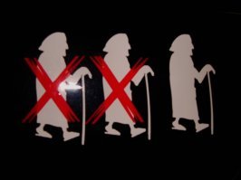 Когда нужно срочно в поликлинику: бабуля переходит на красный свет