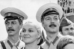 В  Рождённая революцией  отлично сыграл.