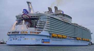 ОК,

На первой фотке Harmony of the Seas водоизмещение у него   около 120,000 тонн. Маскимальная осадка   9.3 метров
На второй фотке Танкер Московский Кремль. Его водоизмещение   те же плюс минус 120,000 тонн . А маскимальная осадка почему-то почти 15 метров.
Парадокс, да?