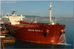 ОК,

На первой фотке Harmony of the Seas водоизмещение у него   около 120,000 тонн. Маскимальная осадка   9.3 метров
На второй фотке Танкер Московский Кремль. Его водоизмещение   те же плюс минус 120,000 тонн . А маскимальная осадка почему-то почти 15 метров.
Парадокс, да?