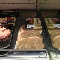 Кстати могу сказать это самый ЕСТЕСТВЕННЫЙ цвет мяса, полежавшего пол часа на открытом воздухе. Слева либо в защитной атмосфере (маловероятно), либо накачанное стабилизатором.