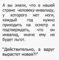 Инвалид-колясочник поднимается с улицы на балкон своей квартиры с помощью самодельного подъемника