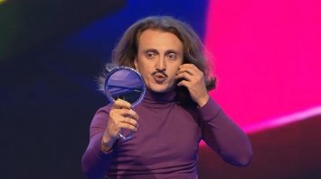 Больше на Дорохова из Камызяков похож, а не на Джоли.