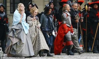 С сигаретами, в перерыве съемок.