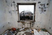 наши как всегда - уже и Олимпиада кончилась, а стадион всё ещё достраивают, вон краны стоят, наверно бакланы пожрали :)