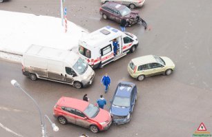 А 19 февраля - тройное ДТП на этом же перекрестке в течение пары часов. Второе из них - вроде как засмотрелись на первое. А третье, на фотке не видно, в зад фургону, который остановился также из-за ДТП, въехала машина. А вообще на этом перекрестке с момента открытия вроде уже к двадцати ДТП подходит.