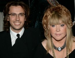 Почему сразу проститут, может гурман.