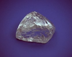 Вот необработанный алмаз. Какой стороной он может резать?
Конечно, его можно расколоть, но скол будет явно не ровным.
А для выполнения такой тонкой резьбы по твердому камню инструмент должен быть весьма точный.
Так что ясности нет никакой.