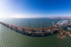 для умственно отсталых сообщаем, что мостовой переход через Керченский пролив выглядит несколько иначе. Например так