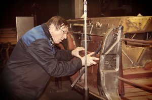 Не было никаких секретов и технологий. Машина строилась вручную по деревянным трафаретам, с помощью метровой линейки, рихтовки и сварки, после чего кузовные панели выводились килограммами шпатлевки. Машина простая и кондовая с мотором от грузовика, кузов без зон деформации как таковых, от этого его характеристики при ДТП на уровне БТР, машина останется цела, а все что внутри погибнет.