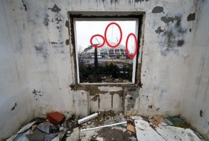 Ну не смог удержаться: красным обвёл краны, которые СТРОЯТ стадион...