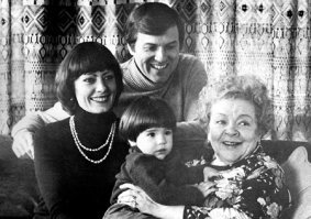 Нет (хотя и очень похожа на Болотову), это всё-таки Виктория Фёдорова! Провёл небольшое расследование (заглянул в Википедию к Болотовой и Фёдоровой) - это Фёдорова со своим четвёртым американским мужем Фредериком Ричардом Поуи и сыном от него (Кристофер Александер Фёдор Поуи).;)