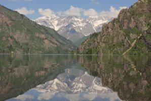 Фото с озером - это не Иссык-Куль, поверьте мне. И не Сон-куль. Кто-то говорит, что казахское озеро Иссык. Не буду утверждать обратное, так как там не был, НО данное озеро очень даже похоже на Сары-Челек.
Фото моё. Полное отсутствие фотошопа.
Ниже на плане озера красной точкой выделено то место, откуда я фотографировал, а синими точками - возможные ракурсы, откуда сделано старое фото