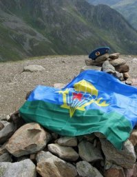 28 февраля 2000 года в Чечне на перевале Улус-Кертом - рота десантников приняла сражение с отрядом боевиков. На каждого десантника приходилось по 20 (по некоторым данным - 25) боевиков. Десантура не дрогнула и хладнокровно приняла жестокий бой. Силы были неравны, но Русские ребята выстояли! Никто из боевиков не спасся. Героически погибли 84 десантника. Из всей 6 роты в живых осталось 6 человек...