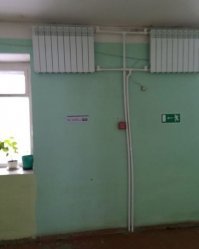 Это не криворукость, это новое развлечение пожарников. У них теперь требование, на проходе, при определенной его ширине батарей быть не должно, или убирайте их совсем, или делайте под них ниши, или вот так-на высоту больше 2 метров. У нас в НИИ в пару лет назад такая же херня случилась. Здание старое, еще по советским нормам построенное, пришли пожарники, и потребовали все батареи с лестничных площадок или убрать, или перенести на высоту больше двух метров, чтобы они не мешали эвакуации. Теперь лестница выглядит точно так, же как на этом фото. В прошлом году очередная пожарная комиссия была, потребовали все батареи, в коридорах, которые находятся ниже двух метров, в независимости от ширины проходов обшить экранами.