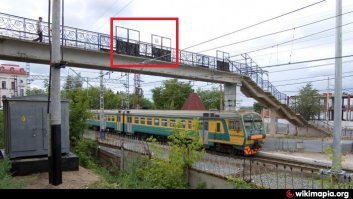 Поэтому на надземных переходах над электрофицированными ЖД путями установлены подобные щиты.