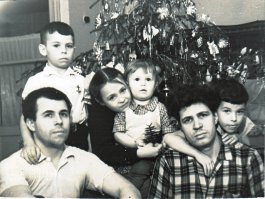 Это комментарий человека из группы История Магнитогорска. Специально для вас скопировал. 
___________________________________
Юрий Зайцев
___________________________________
Валентин Александрович Мордвинове был замечательным добрейшим человеком (в приложении прикреплю фото, где я обнимаю его за шею). Его действительно убили в милиции, причём с особой жестокостью. Я в детстве (мне было лет 14) стал свидетелем такого момента: в проходе у правого торца дома по Комсомольской 22 стоял милицейский фургон, и два милиционера заталкивали в него подвыпившего мужчину. Они бросили его спиной на пол, и когда один из милиционеров стал забираться по лесенке в фургон, мужчина толкнул его в грудь ногой. После этого два изверга в форме и сапогах стали остервенело пинать лежащего человека, даже не смотря на то, что дверь фургона была открыта и что я всё это видел. Я был в шоке, эта жестокость "блюстителей порядка" врезалась в память и я до сих пор вижу эту ужасную картину, хотя прошло уже около 50 лет...  Наверняка, такое их поведение по отношению к обычным людям для них было нормой. Вот и отец двух девочек, магнитогорский рабочий, был до смерти забит в стенах милиции, с огромными физическими повреждениями, вплоть до перелома основания черепа. И за что???