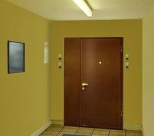 Помещение небольшой площади внутри здания или наружная пристройка у входных дверей, препятствующая переохлаждению основных помещений.