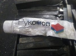 Постарались в фотожопе. Рукомой на Рукожоп переделали. :)