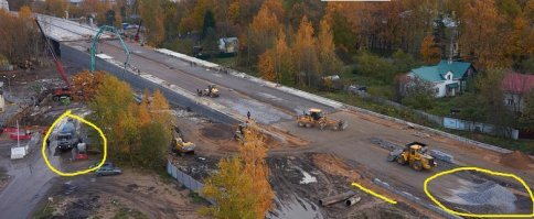 Этот слой асфальта - первый, видимо, технический. Вот на этой фотке, через месяц,  его уже почти не видно, он засыпается новым слоем песка и щебня.  Горка щебня также видна, как раз его развозят по дороге. Бетономешалка на фото есть, может быть, использовалась не только для бортов этой насыпи, но и для цементной стяжки тоже. Возможно, наличие боковых бортов -
 это как доп крепеж для дороги. Поездим - увидим.
