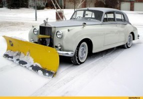 Мужчина выехал в витрину автосалона на новом Rolls-Royce в Алматы