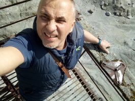 Есть еще там горный хребет из мраморной крошки, и вот такая вышка, на которую залезал) и найдена зарплатная ведомость