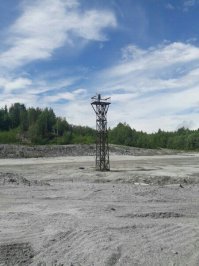 Есть еще там горный хребет из мраморной крошки, и вот такая вышка, на которую залезал) и найдена зарплатная ведомость